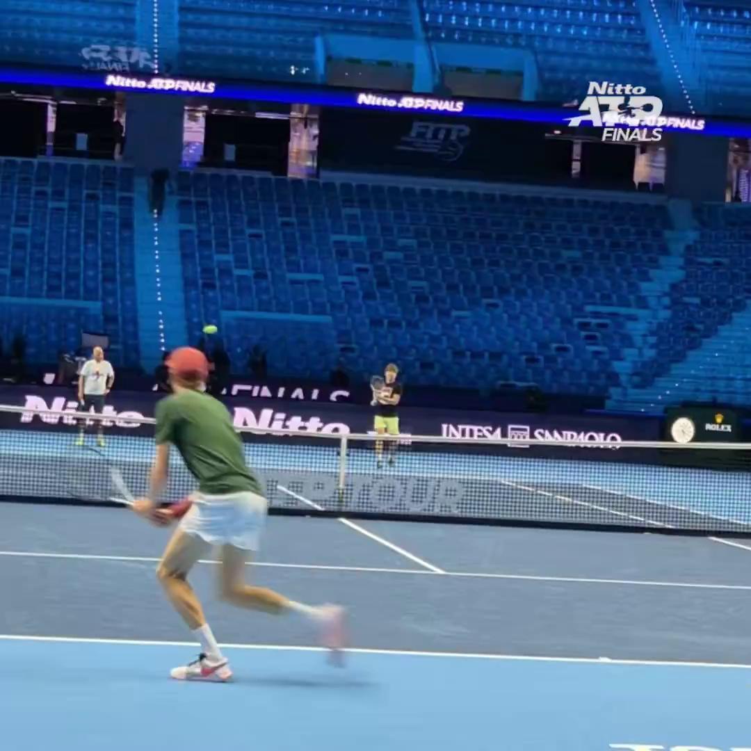 ATP总决赛绝杀拉沃尔杯,辛纳高光表现 ATP总决赛绝杀拉沃尔杯,辛纳高光表现