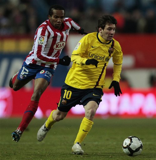 巴萨险胜智利，伊布状态火热