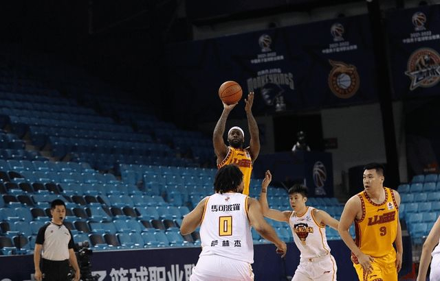 上海队险胜山西队，布克刷新纪录