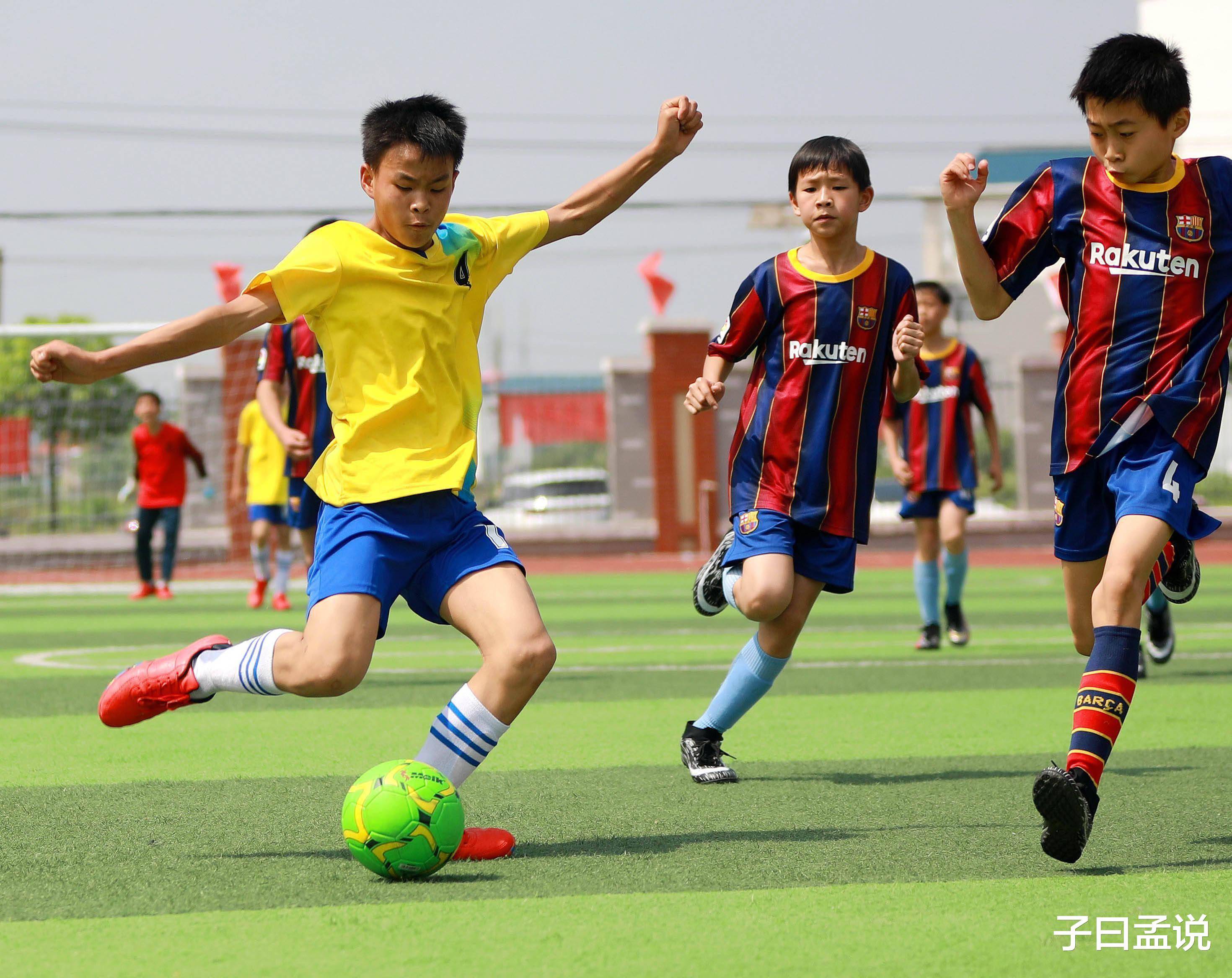 足球场上激烈角逐，球员斗志昂扬